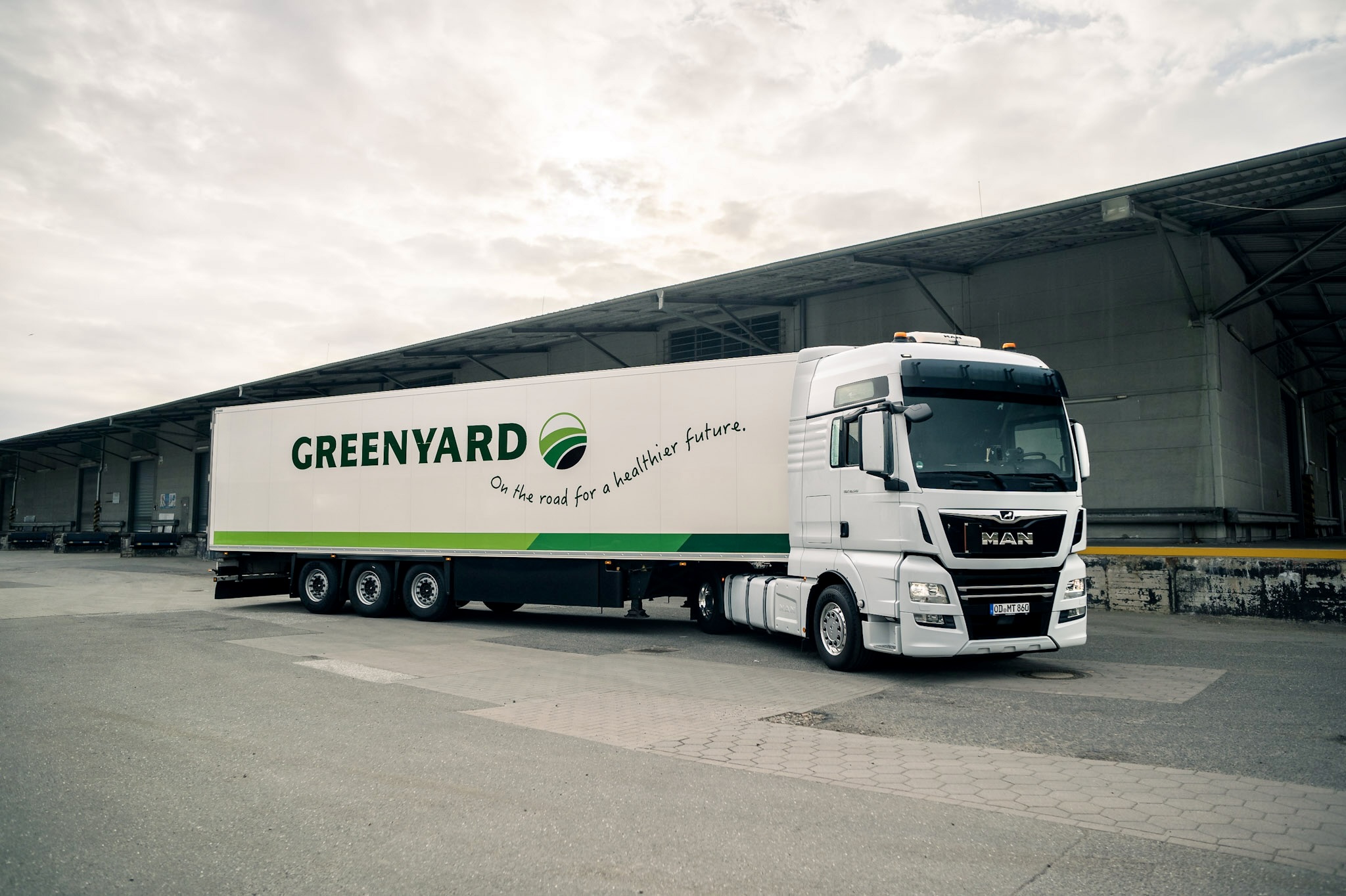 Kühl-LKW von M-Transport an einer Laderampe
